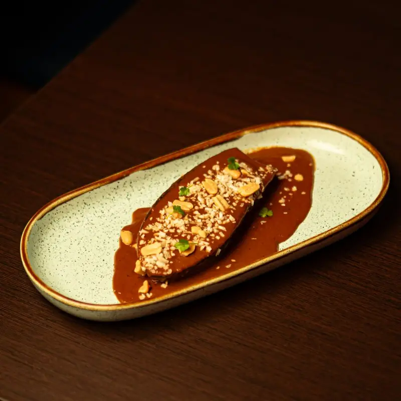 Berenjena con mole coloradito en Piñata Cantina, cocina mexicana en Barcelona