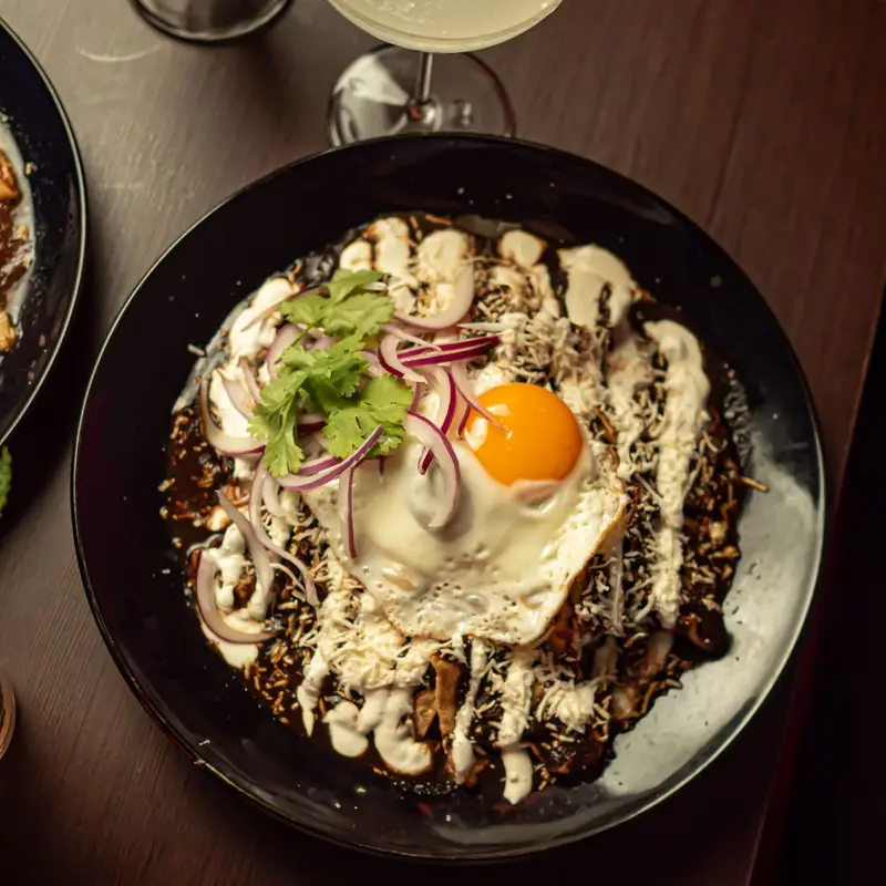 Chilaquiles verdes en Piñata Cantina, cocina mexicana en Barcelona
