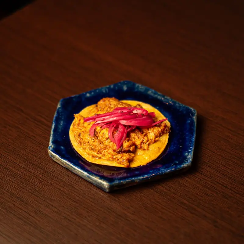 Panucho de cochinita pibil en Piñata Cantina, cocina mexicana en Barcelona