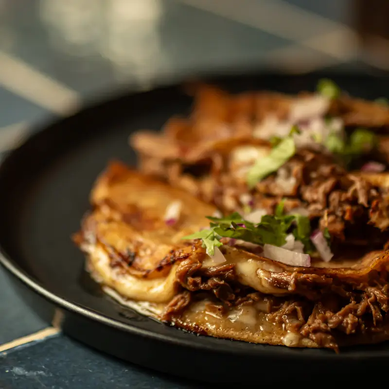 Quesabirria en Piñata Cantina, cocina mexicana en Barcelona