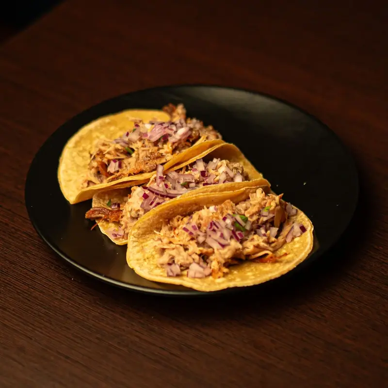 Tacos de carnitas estilo Quiroga en Piñata Cantina, cocina mexicana en Barcelona
