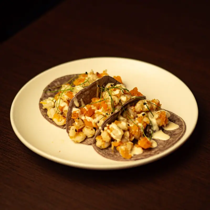 Tacos de milpa en Piñata Cantina, cocina mexicana en Barcelona